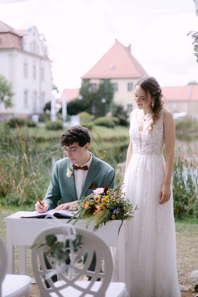 Gut Kahnsdorf Hainer See Hochzeit Heiraten Wedding Village Standesamt Standesamtliche Trauung Hochzeitsfotograf Hochzeitsfotos Fotoreportage