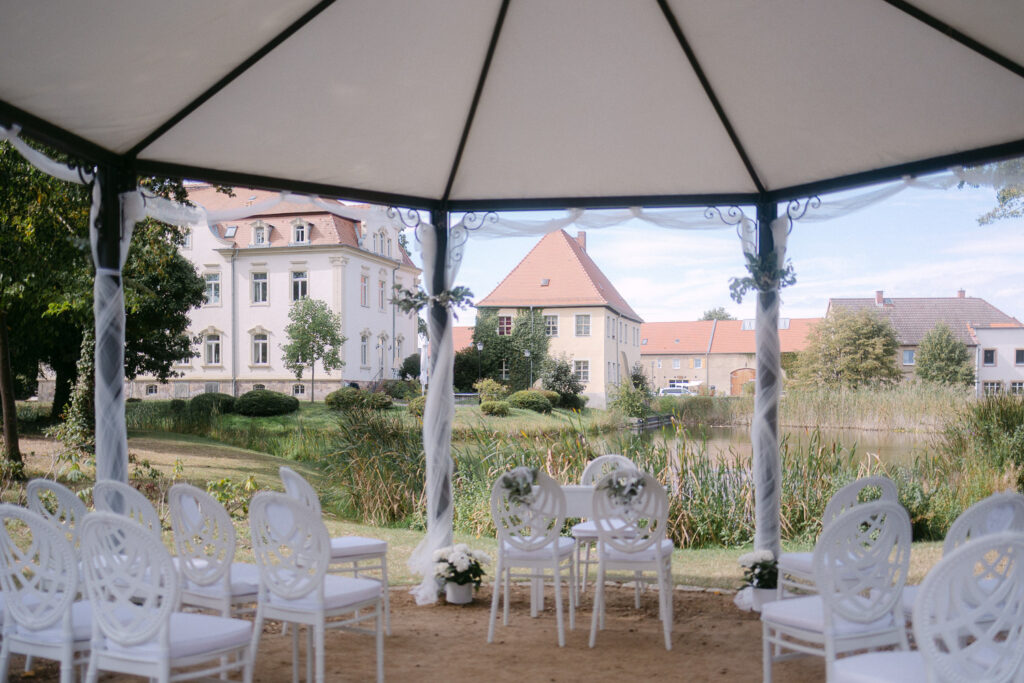 Gut Kahnsdorf Hainer See Hochzeit Heiraten Wedding Village Standesamt Standesamtliche Trauung Hochzeitsfotograf Hochzeitsfotos Fotoreportage