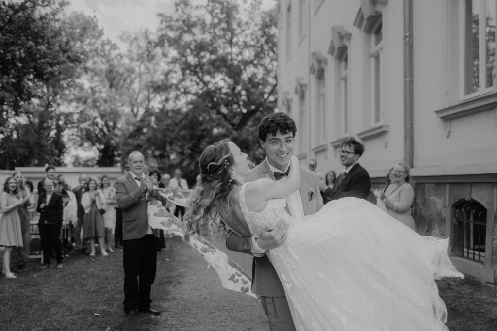 Gut Kahnsdorf Hainer See Hochzeit Heiraten Wedding Village Standesamt Standesamtliche Trauung Hochzeitsfotograf Hochzeitsfotos Fotoreportage