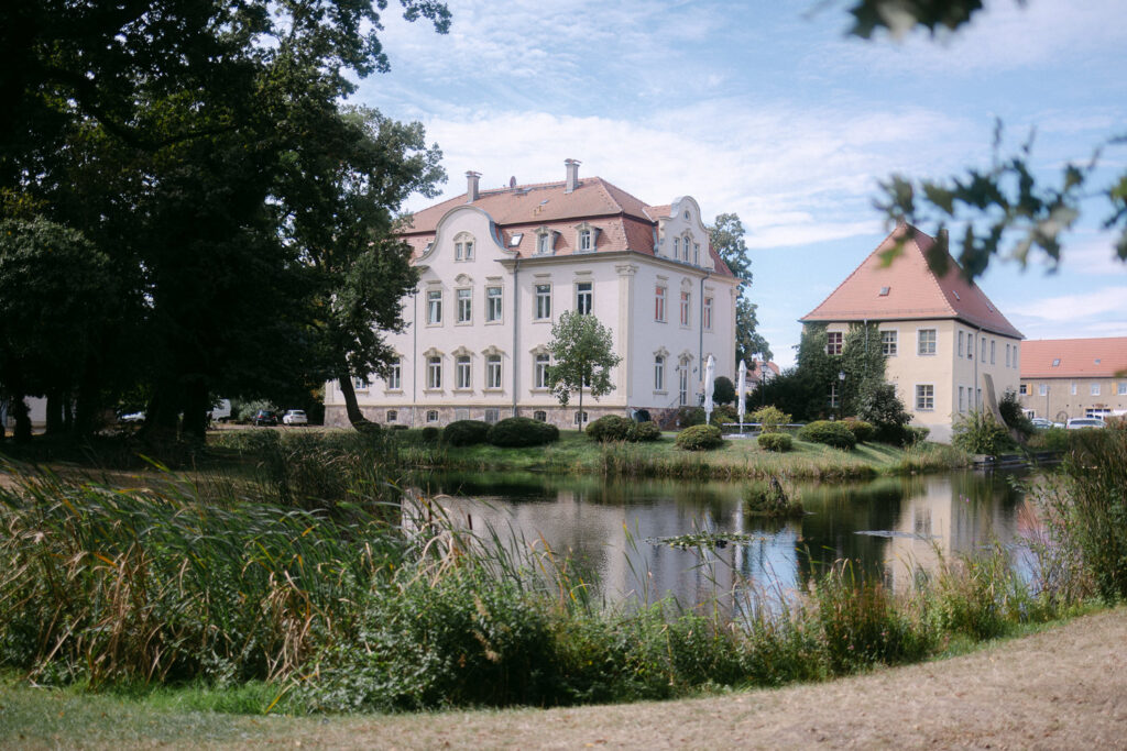 Gut Kahnsdorf Hainer See Hochzeit Heiraten Wedding Village Standesamt Standesamtliche Trauung Hochzeitsfotograf Hochzeitsfotos Fotoreportage