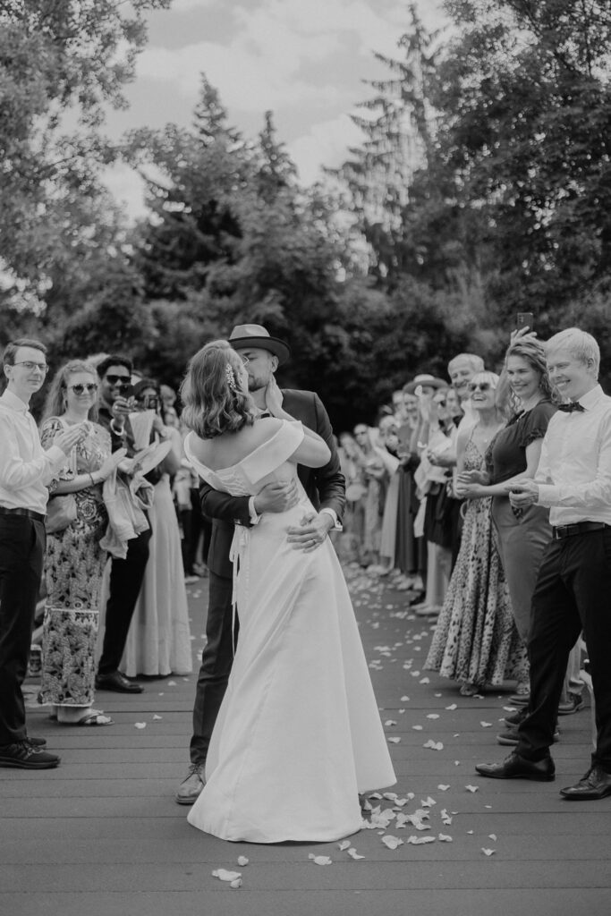 Mörtelwerk Leipzig Hochzeit heiraten am Kanal Plagwirt urban elegant kirchlich Kirche Hochzeitsfotos Hochzeitsfotografin
