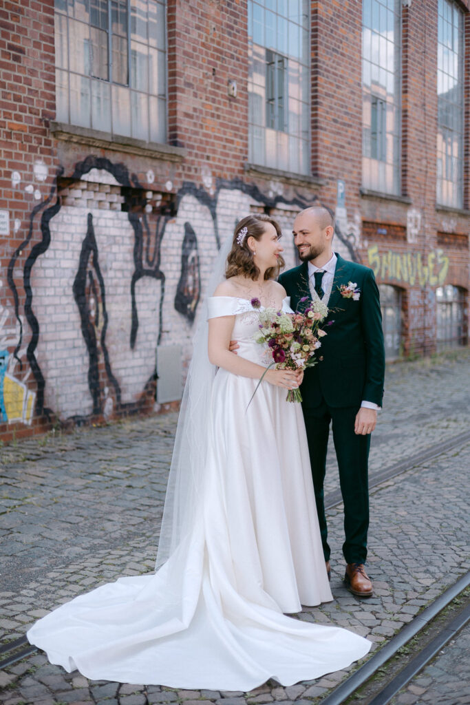 Mörtelwerk Leipzig Hochzeit heiraten am Kanal Plagwirt urban elegant kirchlich Kirche Hochzeitsfotos Hochzeitsfotografin