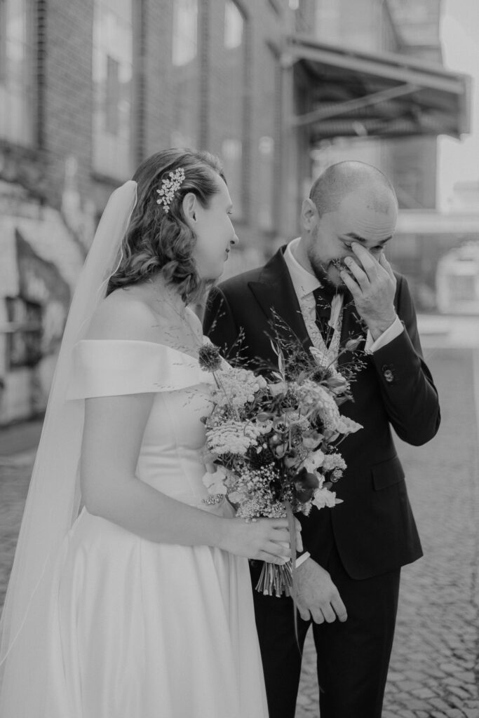 Mörtelwerk Leipzig Hochzeit heiraten am Kanal Plagwirt urban elegant kirchlich Kirche Hochzeitsfotos Hochzeitsfotografin