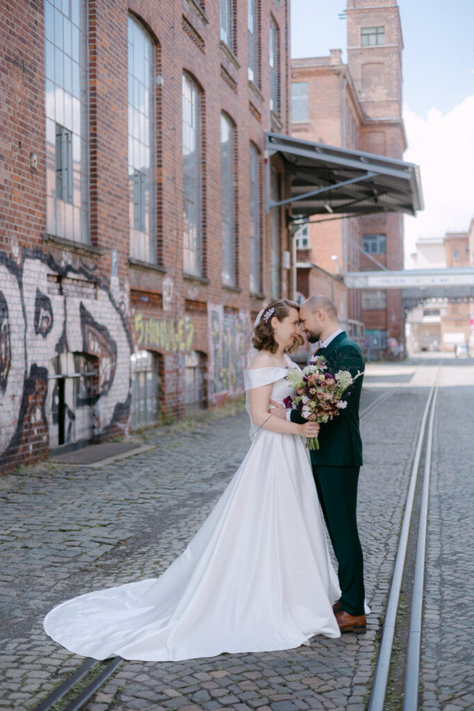 Mörtelwerk Leipzig Hochzeit heiraten am Kanal Plagwirt urban elegant kirchlich Kirche Hochzeitsfotos Hochzeitsfotografin