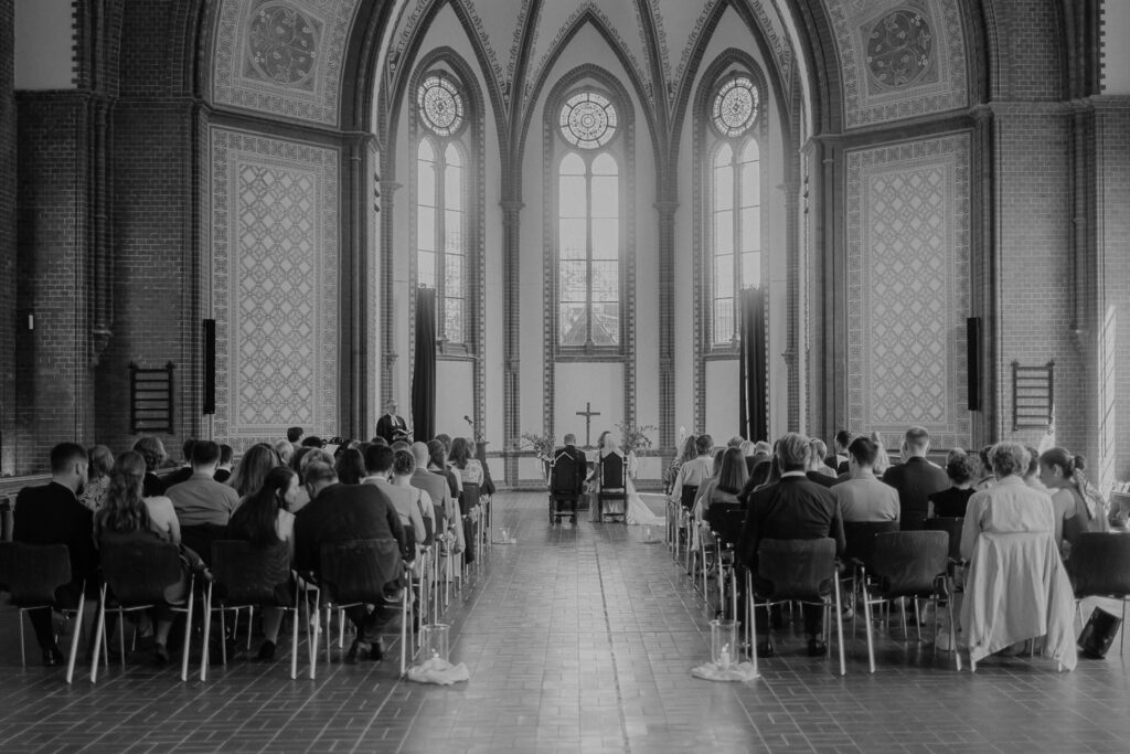 Mörtelwerk Leipzig Hochzeit heiraten am Kanal Plagwirt urban elegant kirchlich Kirche Hochzeitsfotos Hochzeitsfotografin