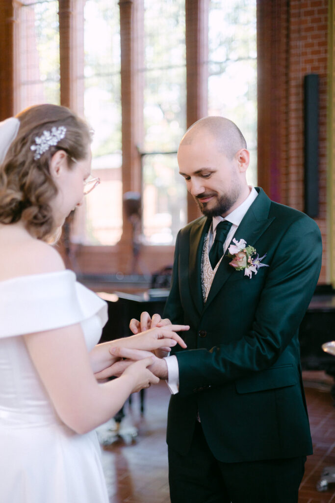 Mörtelwerk Leipzig Hochzeit heiraten am Kanal Plagwirt urban elegant kirchlich Kirche Hochzeitsfotos Hochzeitsfotografin