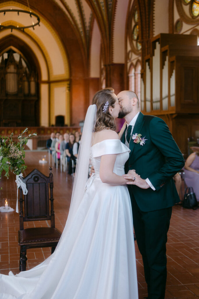 Mörtelwerk Leipzig Hochzeit heiraten am Kanal Plagwirt urban elegant kirchlich Kirche Hochzeitsfotos Hochzeitsfotografin