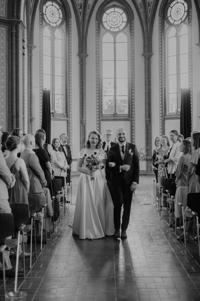 Mörtelwerk Leipzig Hochzeit heiraten am Kanal Plagwirt urban elegant kirchlich Kirche Hochzeitsfotos Hochzeitsfotografin