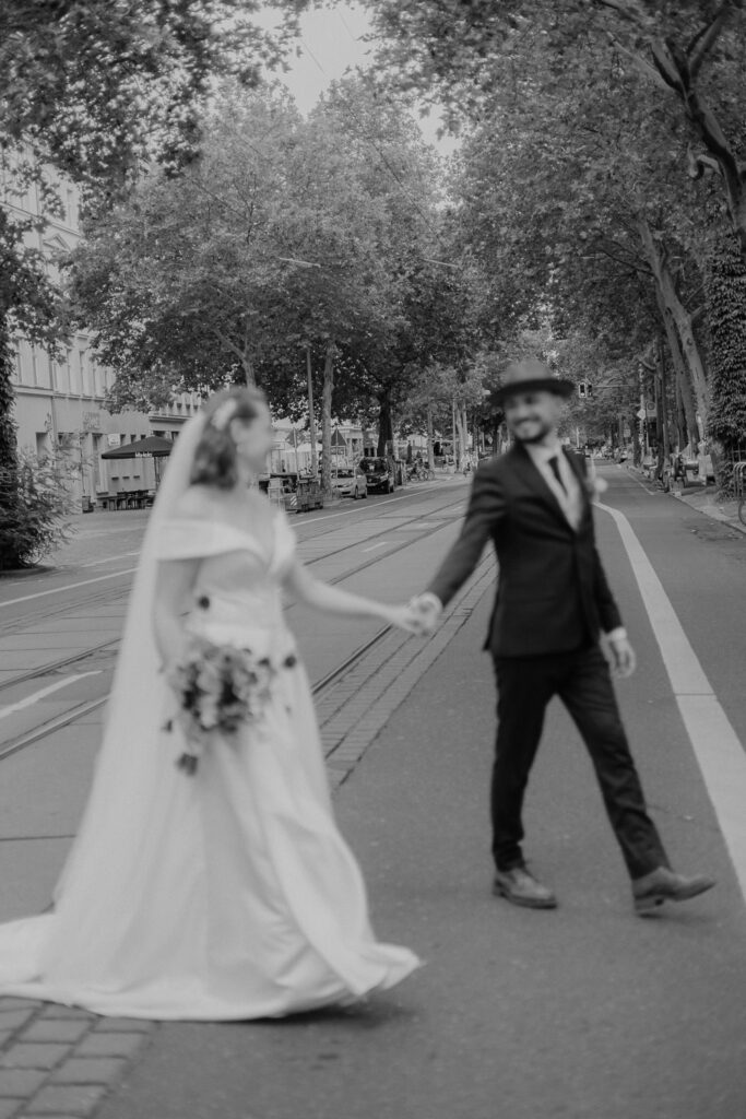 Mörtelwerk Leipzig Hochzeit heiraten am Kanal Plagwirt urban elegant kirchlich Kirche Hochzeitsfotos Hochzeitsfotografin