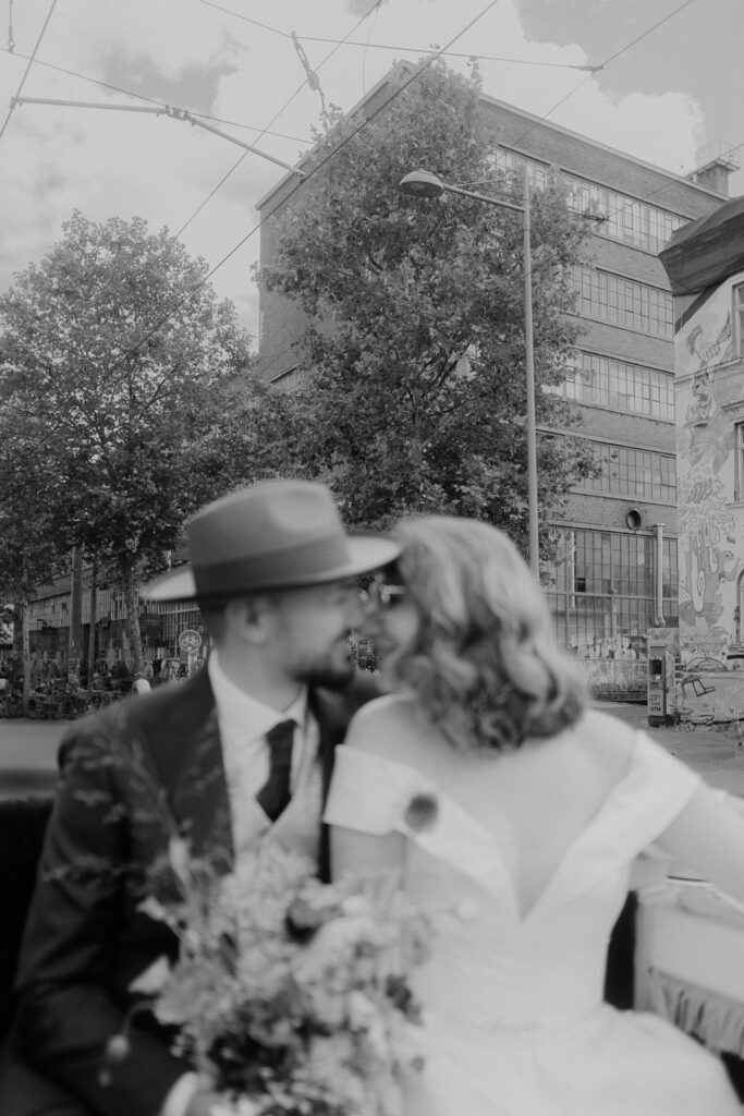 Mörtelwerk Leipzig Hochzeit heiraten am Kanal Plagwirt urban elegant kirchlich Kirche Hochzeitsfotos Hochzeitsfotografin