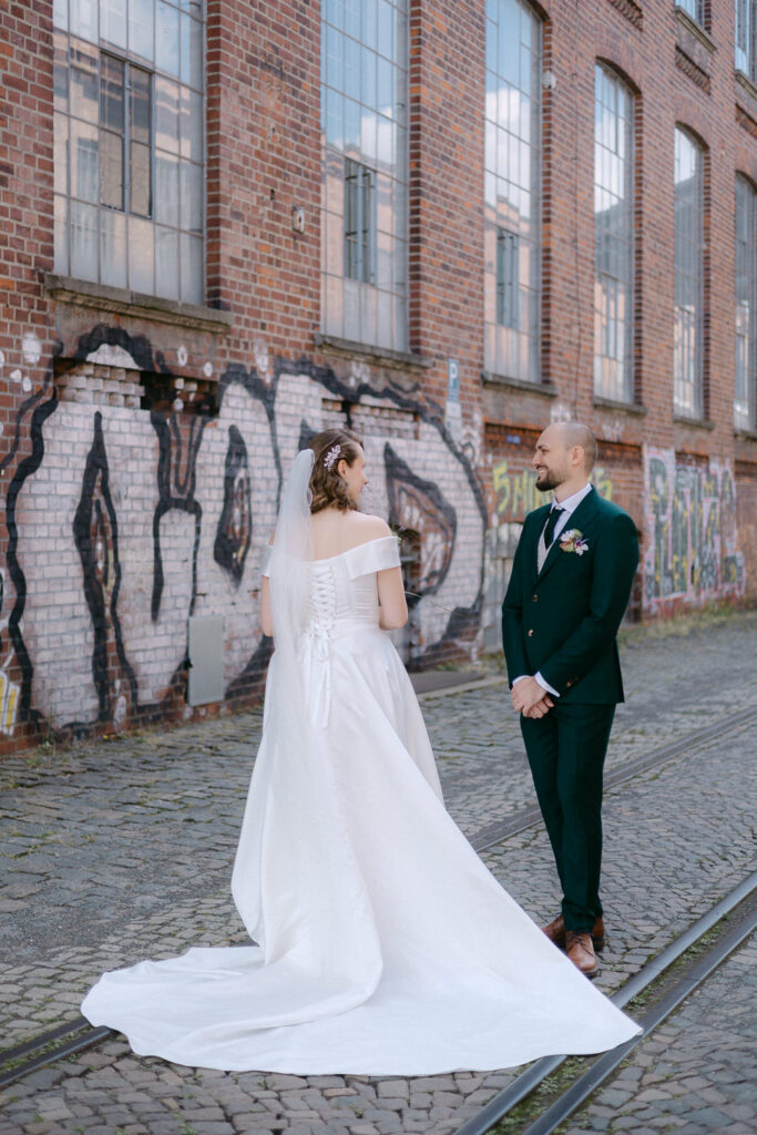 Mörtelwerk Leipzig Hochzeit heiraten am Kanal Plagwirt urban elegant kirchlich Kirche Hochzeitsfotos Hochzeitsfotografin