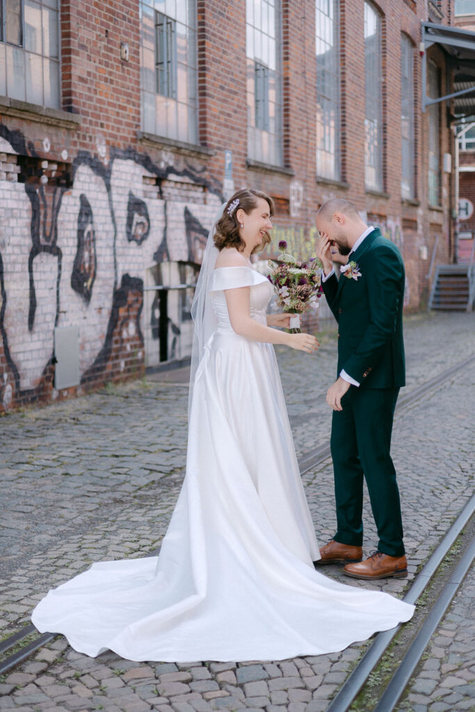Mörtelwerk Leipzig Hochzeit heiraten am Kanal Plagwirt urban elegant kirchlich Kirche Hochzeitsfotos Hochzeitsfotografin