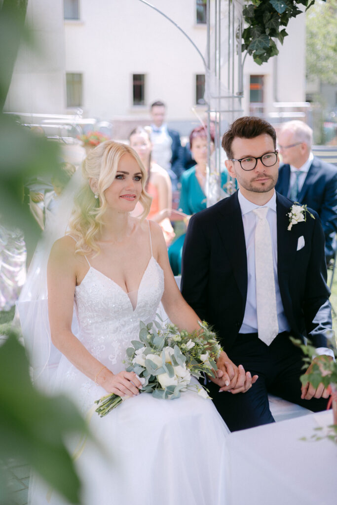 Standesamtliche Trauung Zwenkau Standesamt Leipzig Pavillon Draußen Hochzeitsfotos Hochzeitsfotograf Fotografin