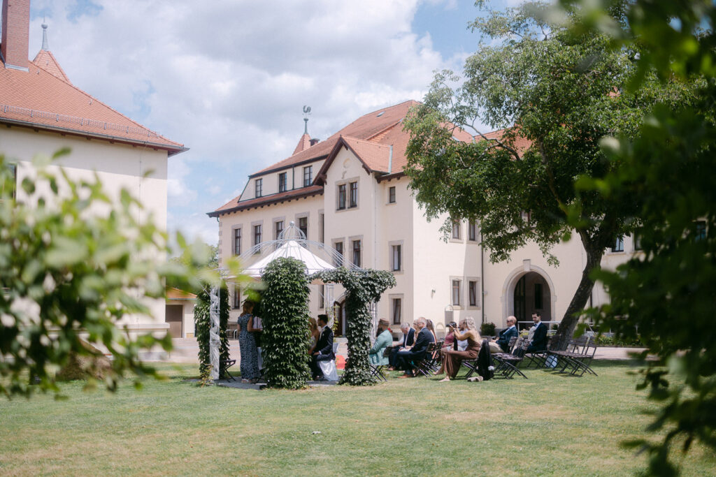 Standesamtliche Trauung Zwenkau Standesamt Leipzig Pavillon Draußen Hochzeitsfotos Hochzeitsfotograf Fotografin