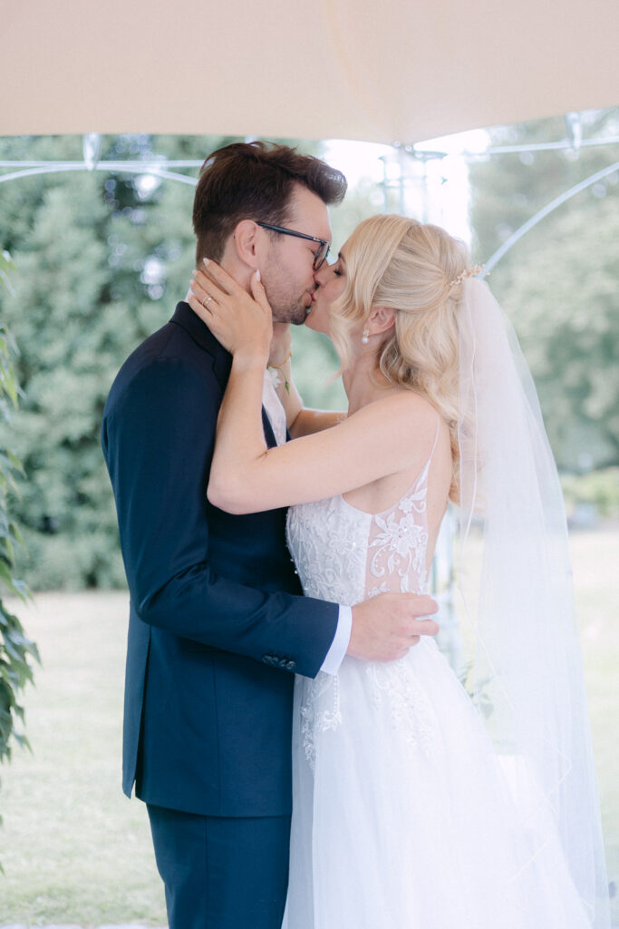 Standesamtliche Trauung Zwenkau Standesamt Leipzig Pavillon Draußen Hochzeitsfotos Hochzeitsfotograf Fotografin