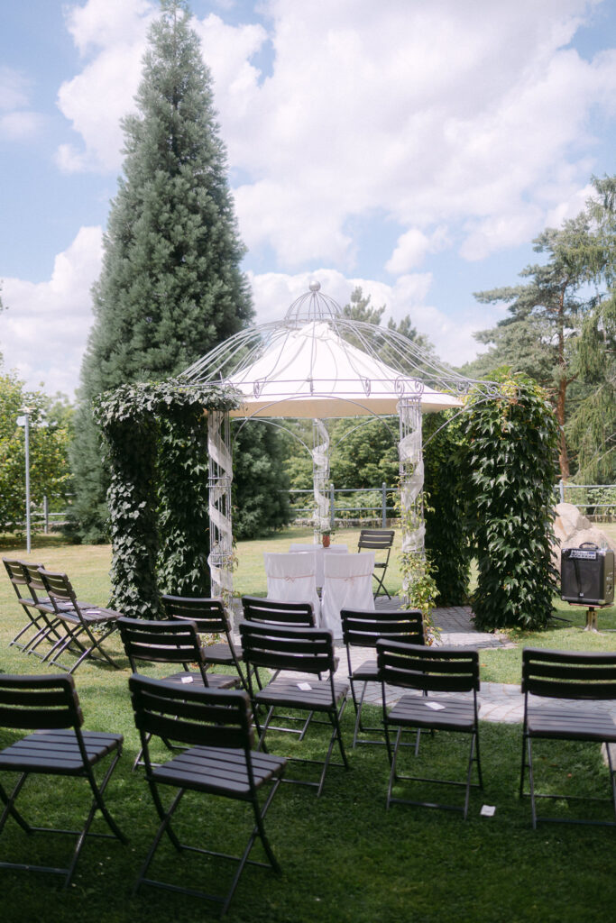 Standesamtliche Trauung Zwenkau Standesamt Leipzig Pavillon Draußen Hochzeitsfotos Hochzeitsfotograf Fotografin