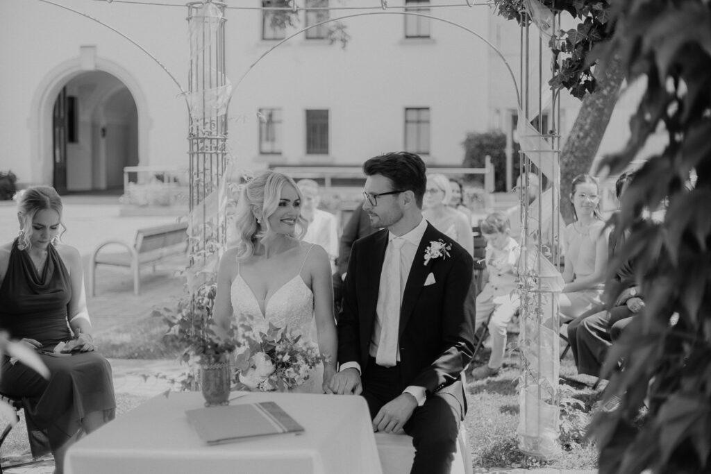 Standesamtliche Trauung Zwenkau Standesamt Leipzig Pavillon Draußen Hochzeitsfotos Hochzeitsfotograf Fotografin