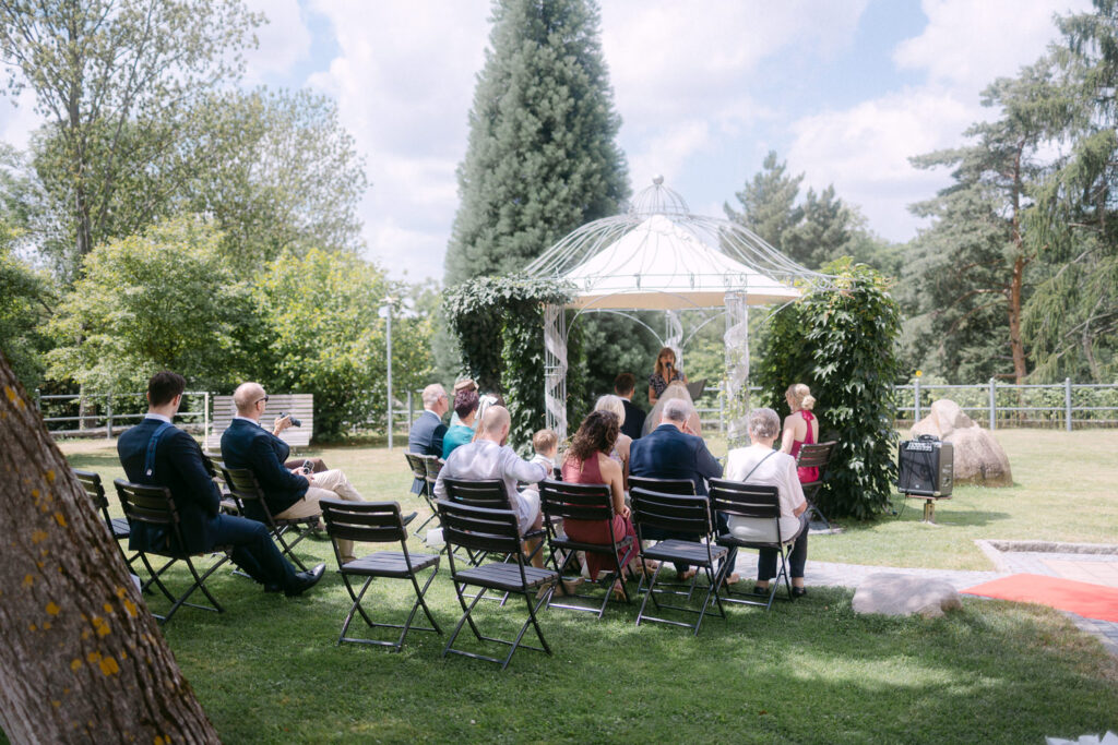 Standesamtliche Trauung Zwenkau Standesamt Leipzig Pavillon Draußen Hochzeitsfotos Hochzeitsfotograf Fotografin