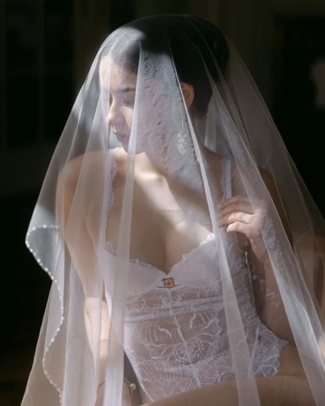 Manchmal nehme ich mir gerne Zeit für freie Projekte. Vor allem im Winter fehlt es mir ganz oft, einfach die Kamera in die Hand zu nehmen und drauf los zu fotografieren. Umso dankbarer bin ich also für dieses Bridal Editorial, das wir in der neuen Hochzeitslocarion @golden.villa1910 umgesetzt haben. Ein üppiger Schleier, ein bisschen Spitze und ein tolles Team – mehr braucht es manchmal gar nicht für großartige Ergebnisse. 🤭

photo @sophiamolek_weddings 
hair & makeup @daniela.spranger 
model @frederikehmth 
fashion @emylibrautstudio 
location @golden.villa1910 

#magnoliarouge #friedatheres #theantibride #thewed #weddingmagazine