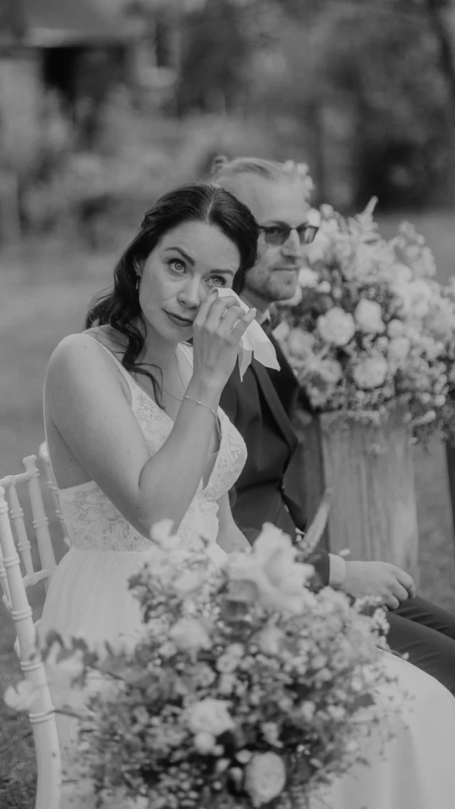 Eine wundervoll romantische Landhochzeit, die selbst vom Sturm nicht aufgehalten werden konnte. 🤭 Komm mit, ich zeig dir, wie ich diese Hochzeit fotografiert habe!

#hochzeitsfotografin #hochzeitleipzig #heirateninleipzig #denkmalschmiedehöfgen #hochzeitsfotos #hochzeit2025 #heiraten2026