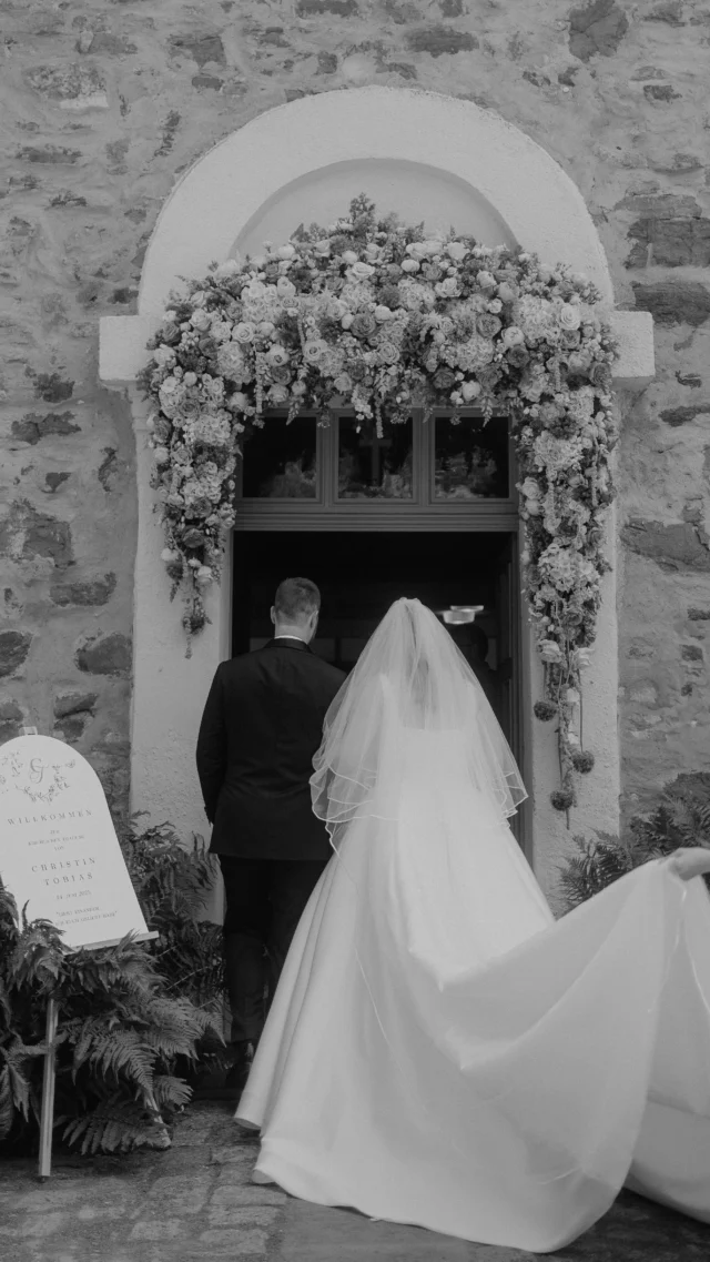 POV 🤭🥰 PS: Wusstet ihr, dass ihr alle Fotos, die ich in schwarz/weiß ausliefere, auch noch mal in Farbe bekommt? 

#heiraten2026 #hochzeit2025 #braut2026 #märchenhochzeit #hochzeitmagdeburg #modernwedding #hochzeitsfotograf #hochzeitsfotografin #hochzeitsfotos #hochzeitsreportage #hochzeitsfotografleipzig #hochzeit #heiraten